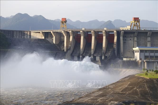 Thủy điện Tuyên Quang mở cửa xả đáy. (Ảnh tư liệu: TTXVN).