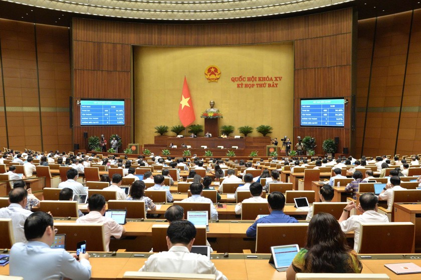 Quốc hội biểu quyết thông qua Nghị quyết về phê chuẩn quyết toán ngân sách nhà nước năm 2022. (Ảnh: VGP/ĐH) 