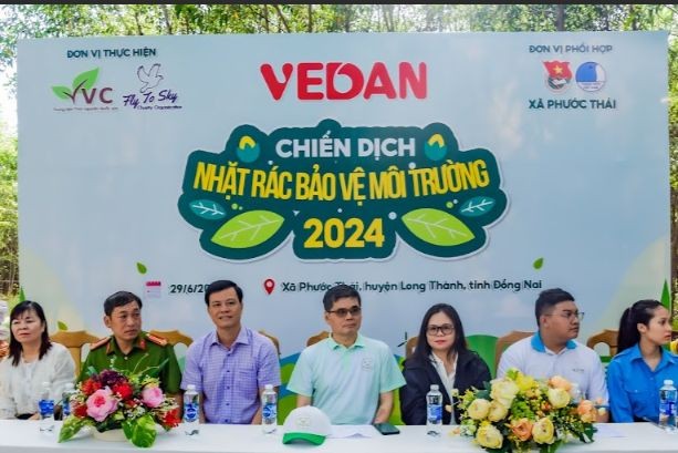 Chiến dịch “Nhặt rác bảo vệ môi trường 2024” với sự tham gia của các lãnh đạo xã Phước Thái, VVC, FTS và Vedan Việt Nam.