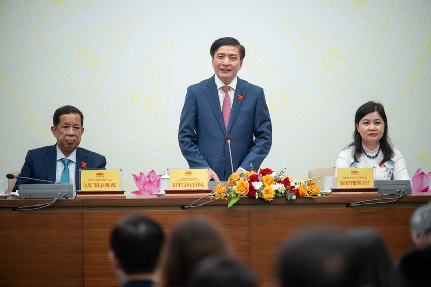 Tổng Thư ký Quốc hội, Chủ nhiệm Văn phòng Quốc hội Bùi Văn Cường phát biểu tại họp báo. 