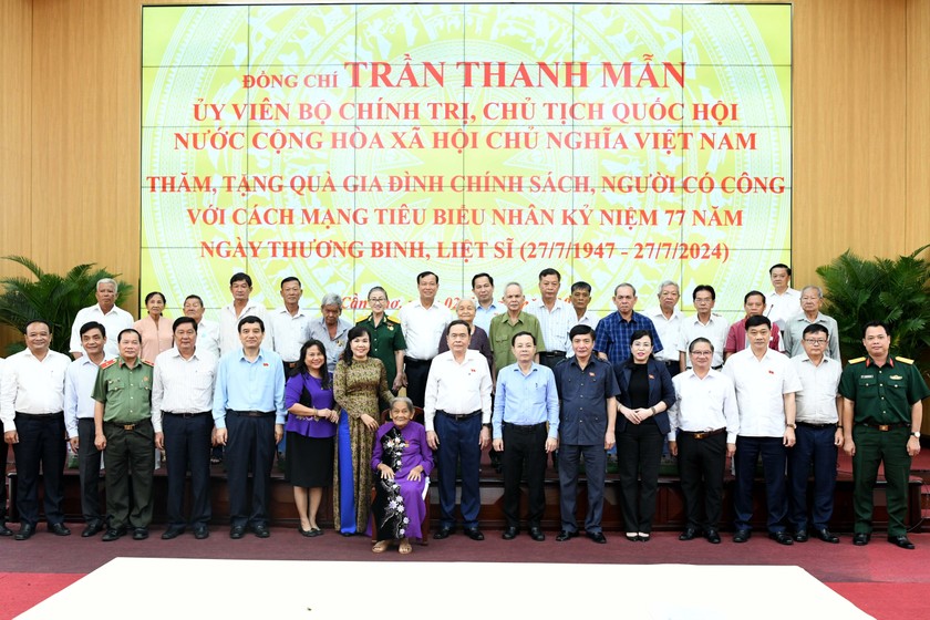 Chủ tịch Quốc hội Trần Thanh Mẫn và Đoàn trao quà tặng người có công TP Cần Thơ. (Ảnh: T.Chung)