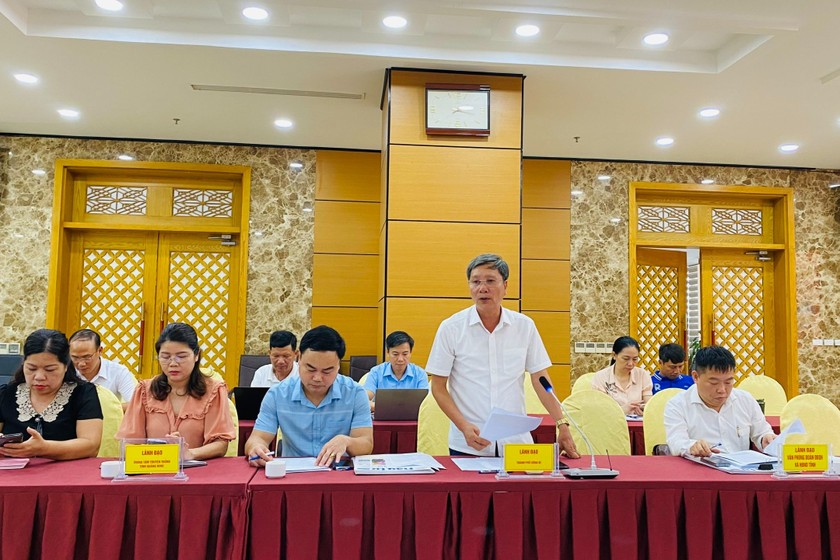 Phó Chủ tịch thường trực UBND TP Uông Bí Nguyễn Văn Thành thông tin tại Hội nghị.