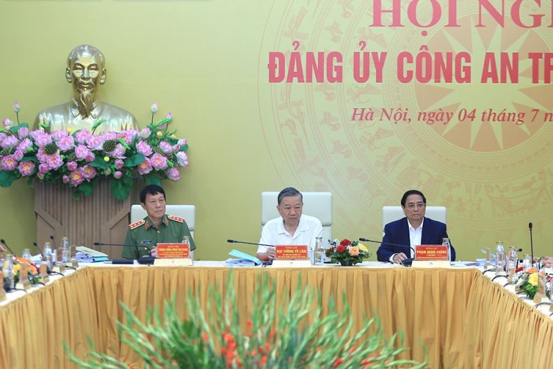 Chủ tịch nước Tô Lâm, Thủ tướng Chính phủ Phạm Minh Chính và Bộ trưởng Lương Tam Quang tại hội nghị. 