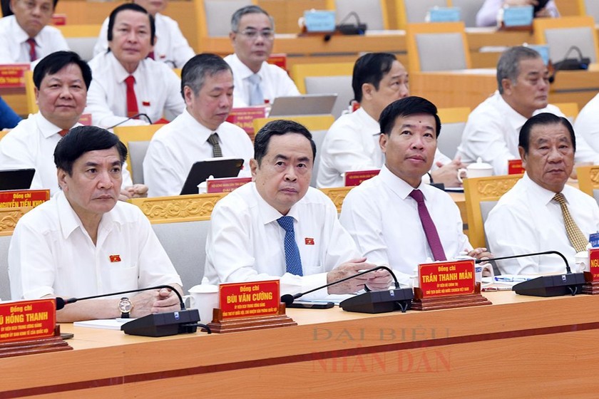 Chủ tịch Quốc hội Trần Thanh Mẫn (thứ hai từ trái qua) và các đại biểu dự khai mạc Kỳ họp thứ 15, HĐND tỉnh Bình Phước Khóa X. (Ảnh: Lâm Hiển)