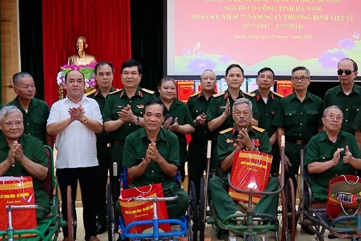 Tặng quà các thương binh, bệnh binh tại Hà Nam. (Ảnh trong bài: Minh Tú)