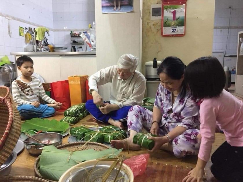 Ngày 27 Tết Nguyên đán 2019, Tổng Bí thư, Chủ tịch nước Nguyễn Phú Trọng cùng gia đình gói bánh chưng tại nhà riêng trong căn bếp đơn sơ, giản dị... Đây là một trong những bức ảnh lần đầu tiên được công bố trong cuốn sách “Xây dựng và phát triển nền văn hóa Việt Nam tiên tiến, đậm đà bản sắc dân tộc” ra mắt ngày 21/6/2024. (Ảnh: Tư liệu gia đình)