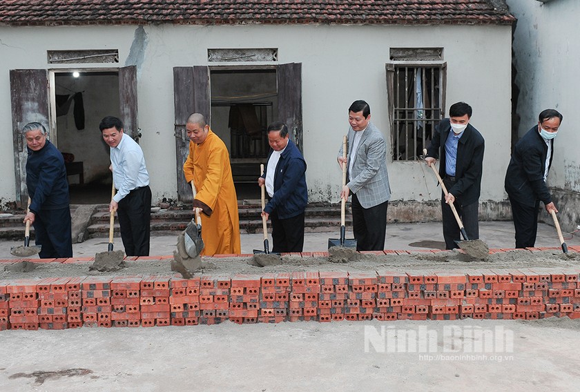 Hòa thượng Thích Thọ Lạc (thứ ba từ trái sang), Linh mục Giuse Phạm Ngọc Khuê (thứ tư từ trái sang) cùng lãnh đạo MTTQ Việt Nam tỉnh Ninh Bình, các ban, ngành khởi công nhà cho gia đình bà Vũ Thị Loan, ở xã Ân Hòa, Kim Sơn. (Ảnh: BNB)