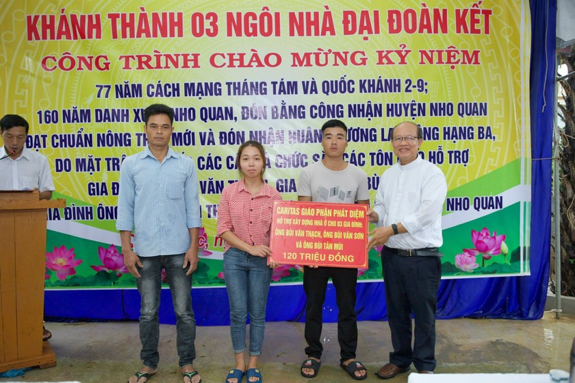 Caritas Giáo phận Phát Diệm cùng đồng hành xây dựng nhà ở cho các gia đình trên địa bàn huyện Nho Quan. (Ảnh: MTTQ cung cấp)