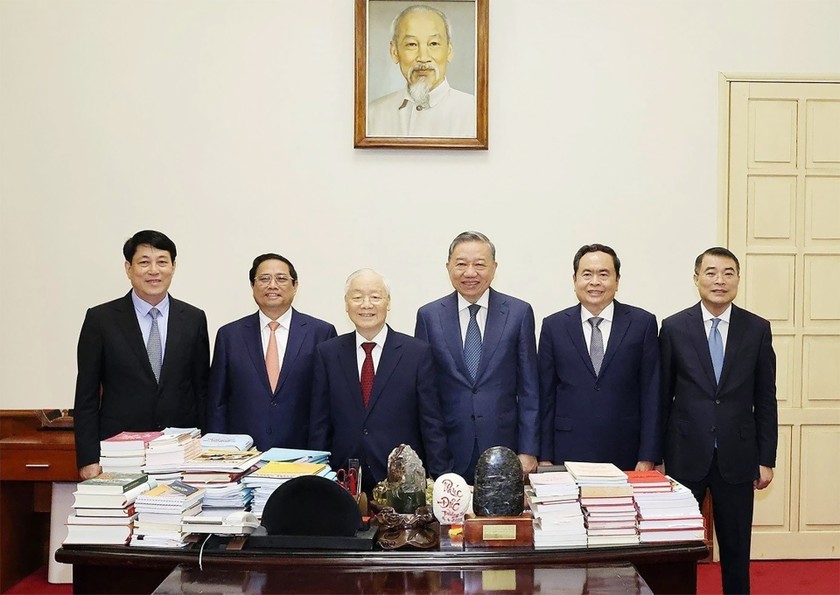 Tổng Bí thư Nguyễn Phú Trọng làm việc cùng các đồng chí lãnh đạo chủ chốt ngày 18/5/2024. (Ảnh trong bài: VGP)