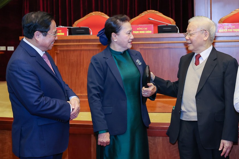Tổng Bí thư Nguyễn Phú Trọng, Thủ tướng Chính phủ Phạm Minh Chính và nguyên Chủ tịch Quốc hội Nguyễn Thị Kim Ngân tại Hội nghị gặp mặt nhân dịp kỷ niệm 93 năm Ngày thành lập Đảng năm 2023. (Ảnh: VGP)
