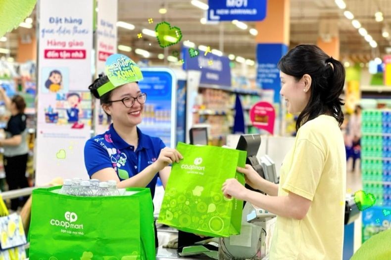 Triển khai giảm dùng túi nilon tại Coopmart. (Ảnh: Quốc Huy)