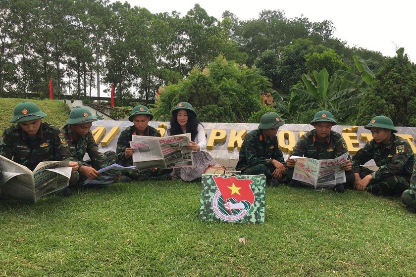 Phóng viên cùng chiến sĩ LĐPK 297 đọc Báo PLVN tại thao trường. (Ảnh trong bài: Lam Hạnh)