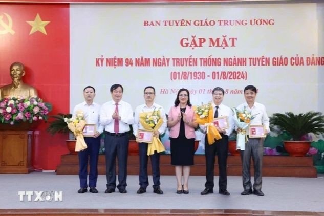 Các cá nhân nhận Kỷ niệm chương Vì sự nghiệp Tuyên giáo. (Ảnh trong bài: TTXVN)