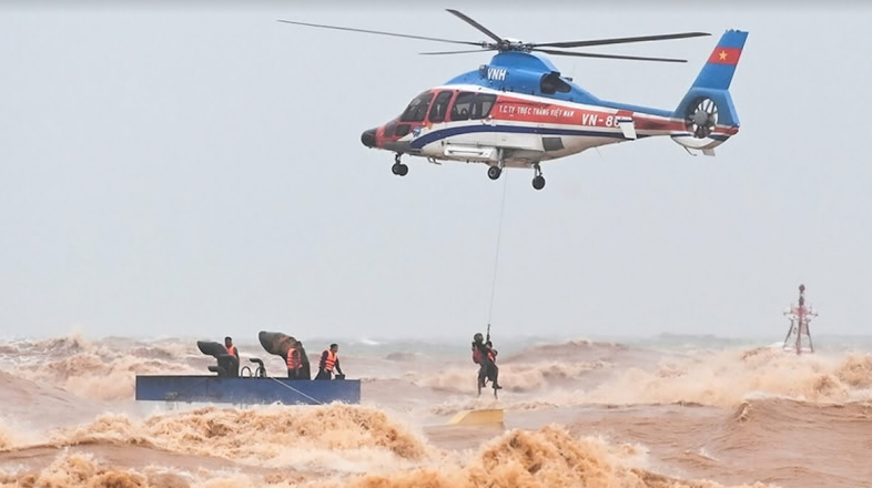 Lực lượng CHCN cứu các thuyền viên trên tàu Vietship 01 gặp nạn tại vùng biển Quảng Trị. (Ảnh: Quang Thiện)