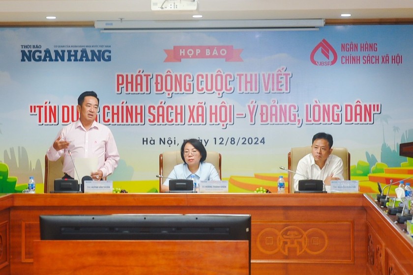 Ông Huỳnh Văn Thuận - Phó Tổng Giám đốc NHCSXH, Phó Trưởng Ban tổ chức trả lời các câu hỏi liên quan đến nội dung Cuộc thi.