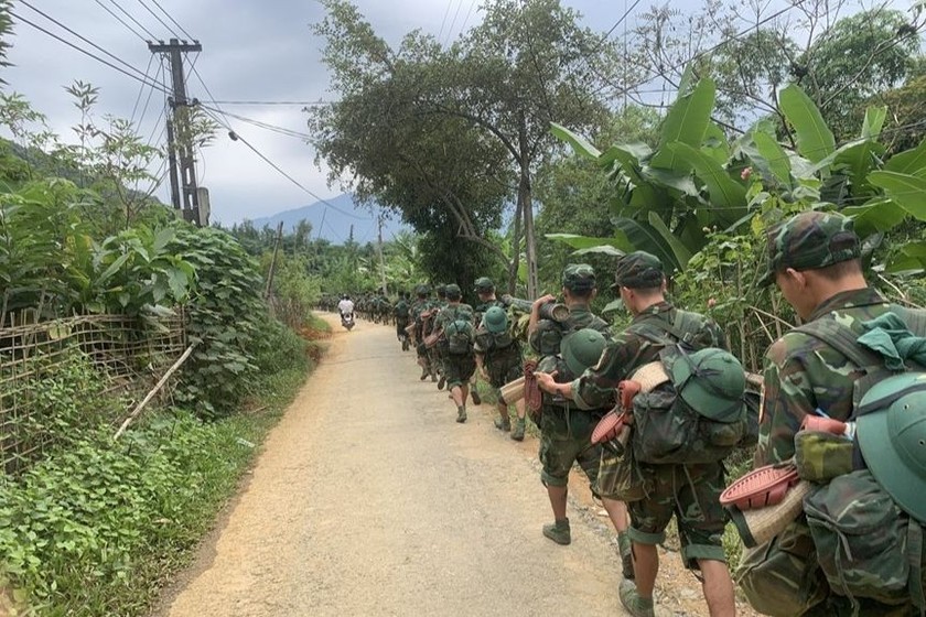 Trong 2 ngày, CBCS F316 hành quân trên quãng đường 140km. (Ảnh: Lam Hạnh) 