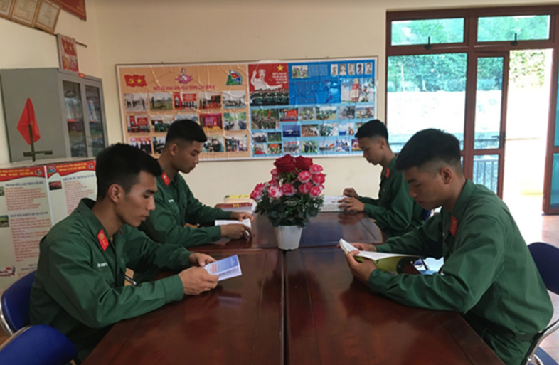 Chiến sĩ F316 đọc sách pháp luật để tham gia các cuộc thi của đơn vị. (Ảnh trong bài: Lam Hạnh)