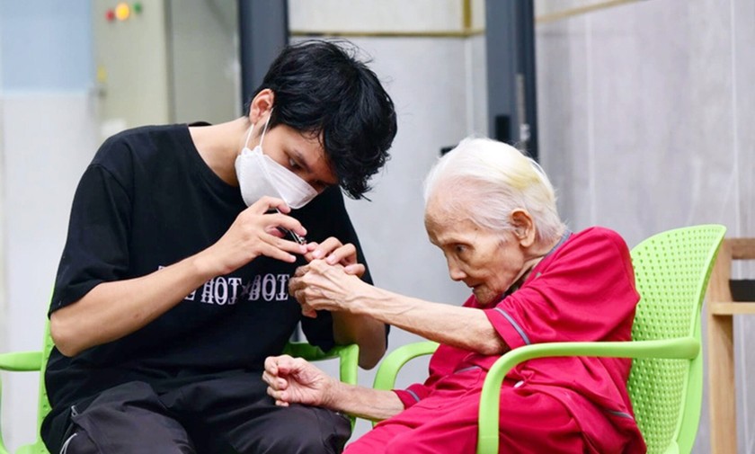 Chữ hiếu là sợi dây nối kết bền chặt nhất giữa các thế hệ. (Nguồn: Duyên Phan)