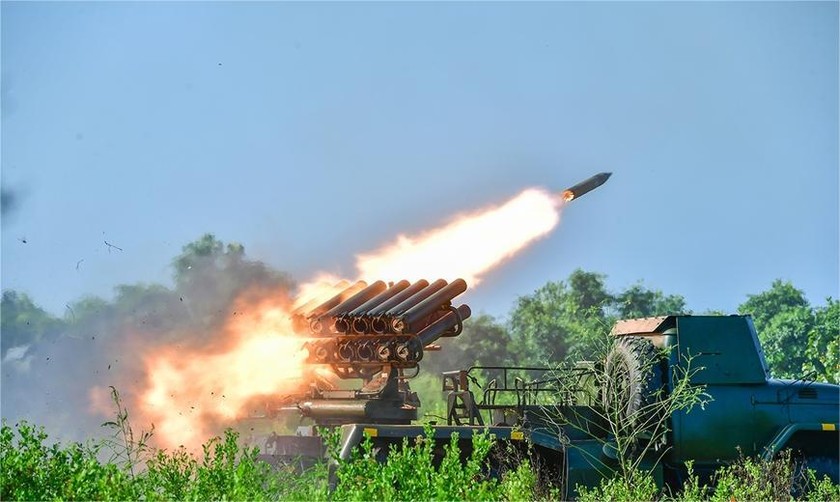 Huấn luyện bắn đạn thật bằng pháo phản lực BM-14. (Ảnh: Hữu Tài - Phương Nhật).