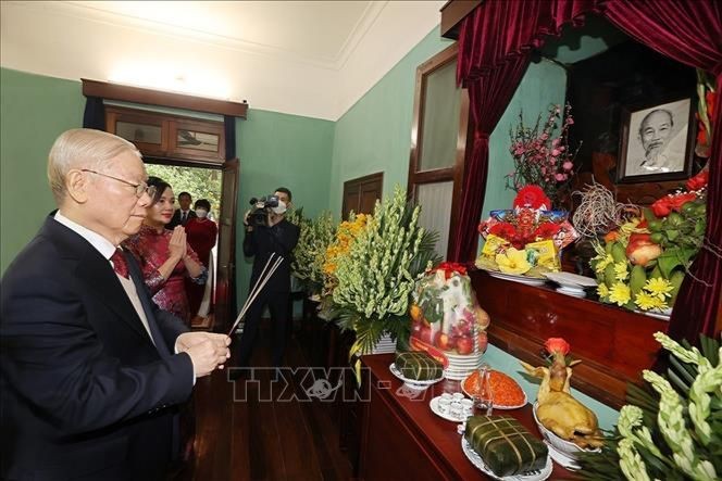 Cố Tổng Bí thư Nguyễn Phú Trọng dâng hương tưởng niệm Chủ tịch Hồ Chí Minh tại Nhà 67 sáng 7/2 nhân dịp Tết Giáp Thìn 2024. (Ảnh trong bài: TTXVN)