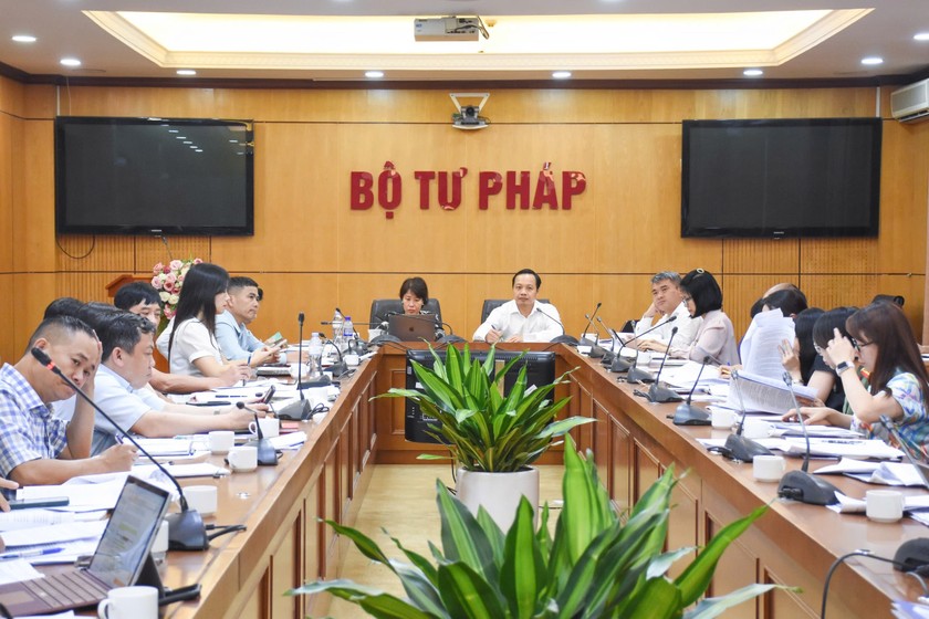 Thứ trưởng Bộ Tư pháp Trần Tiến Dũng, thành viên Ban Chỉ đạo chủ trì cuộc họp thẩm định đề nghị xây dựng luật sửa đổi 4 luật trong lĩnh vực đầu tư, quy hoạch, đấu thầu.