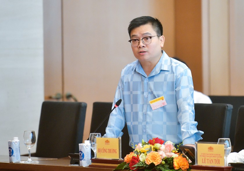 Thứ trưởng Bộ Công Thương Trương Thanh Hoài giải trình một số vấn đề mà đại biểu Quốc hội nêu.