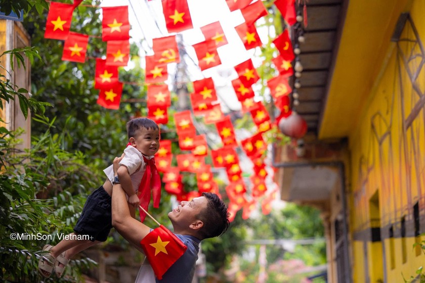 Nhân dịp này, các phụ huynh cũng tranh thủ ghi lại những hình ảnh cho &quot;mầm non&quot; tương lai của Tổ quốc (Ảnh: Minh Sơn).