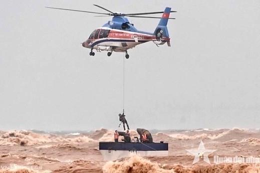 Quân chủng Phòng không - Không quân, Binh đoàn 18 sẵn sàng lực lượng, phương tiện bay tìm kiếm cứu nạn khi có lệnh của Bộ Quốc phòng. (Ảnh: Báo Quân đội Nhân dân).