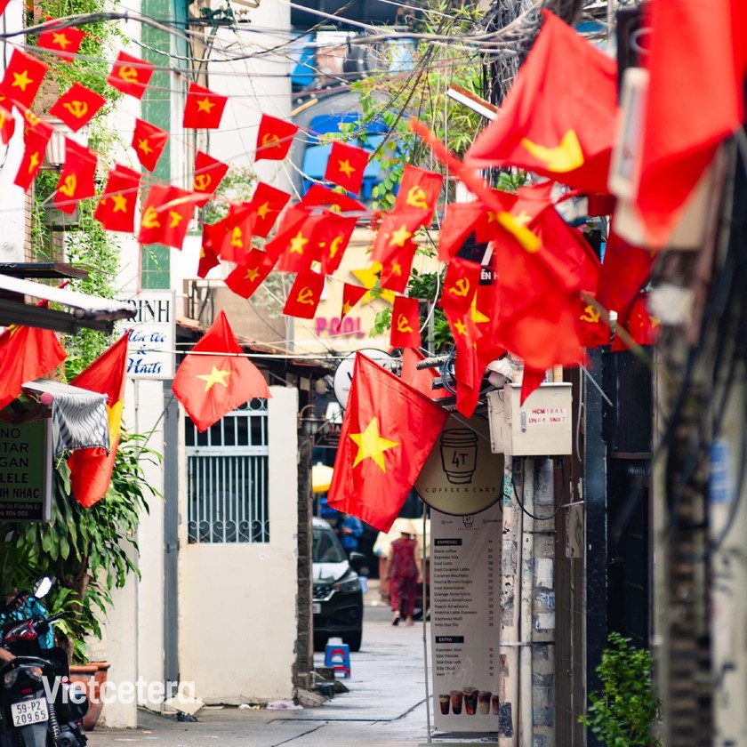 Trên các tuyến phố cổ thuộc quận Hoàn Kiếm, Hà Nội, hàng nghìn nhà dân đồng loạt treo cờ tạo nên một sắc đỏ rực rỡ. (Ảnh: F.B)