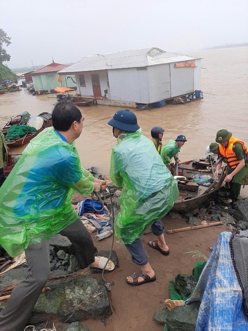 Lực lượng Cảnh sát giao thông tăng cường tuần tra kiểm soát, yêu cầu các bến đò ngang sông tuyệt đối không chở khách trong thời gian bão đổ bộ.