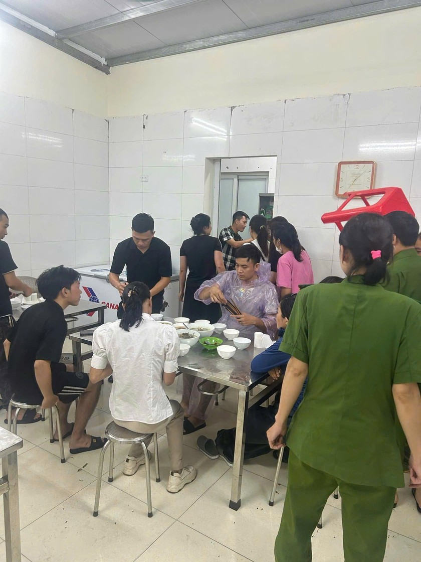 Tuyến đường Mễ Trì gió rất to và mạnh, người dân khó di chuyển nhiều người bị gió quật ngã, Công an phường Mễ Trì (quận Nam Từ Liêm) hỗ trợ cư dân bị ngã di chuyển vào trụ sở tránh bão. Hiện tại, Cán bộ chiến sỹ Công an phường Mễ Trì, quận Nam Từ Liêm đang tổ chức nấu ăn cho nhân dân.