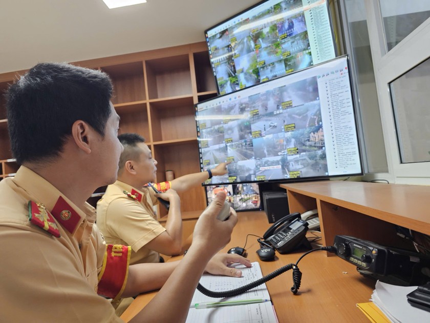Trung tâm thông tin Phòng Cảnh sát giao thông liên tục cập nhật tình hình để điều tiết lực lượng phối hợp cứu hộ giúp nhân dân chống bão.