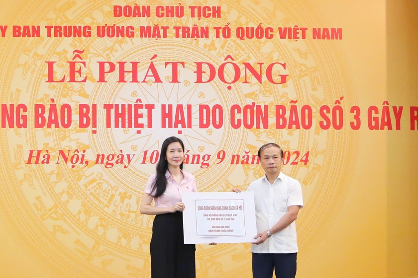 Ngay sau khi Ủy ban TW MTTQ Việt Nam phát động, Công đoàn NHCSXH đã ủng hộ 500 triệu đồng. (Trong ảnh: Phó Tổng Giám đốc NHCSXH Nguyễn Thị Hằng (bên trái) trao biểu trưng cho đại diện Lãnh đạo MTTQ Việt Nam)