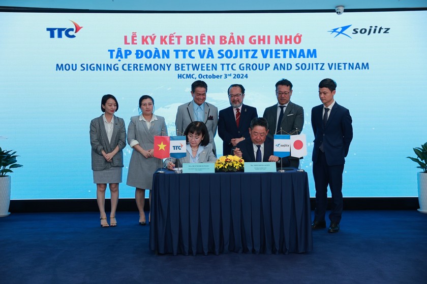 Ông Mizushima Kozo - Tổng Giám đốc Sojitz Vietnam và bà Huỳnh Bích Ngọc - Phó Chủ tịch Thường trực, Tổng Giám đốc Tập đoàn TTC ký kết biên bản ghi nhớ hợp tác dưới sự chứng kiến của lãnh đạo hai bên.