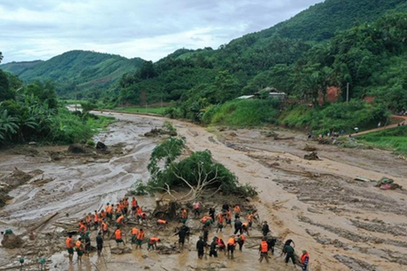 Bộ đội tìm kiếm người mất tích tại Làng Nủ. (Ảnh: Quang Thiện) 