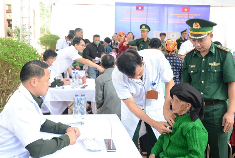 Quân y hai nước khám, tư vấn sức khỏe, cấp thuốc miễn phí cho người dân khu vực biên giới Việt Nam - Lào.
