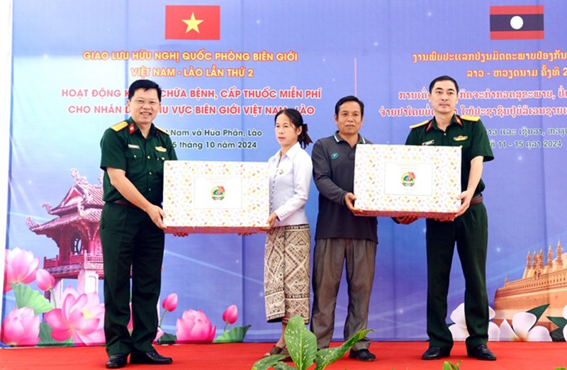 Lãnh đạo Cục Quân y và BV Quân y 6 trao quà tặng Trung tâm Y tế huyện Sop Bao (Lào). (Ảnh trong bài: Văn Chiển).