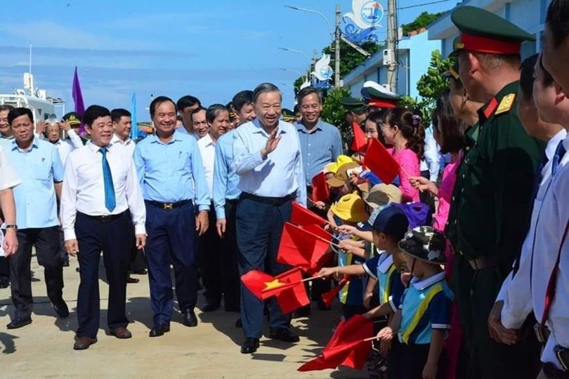 Tổng Bí thư, Chủ tịch nước Tô Lâm đến thăm, làm việc và trao quà động viên Đảng bộ, chính quyền, Nhân dân và lực lượng vũ trang huyện đảo Cồn Cỏ, tỉnh Quảng Trị ngày 16/10. (Ảnh: Báo QĐND).