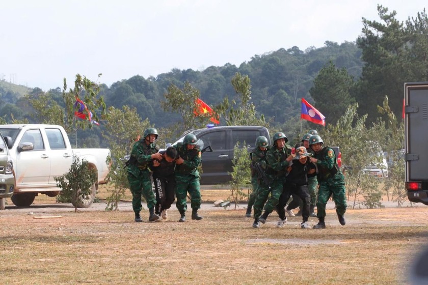 Lực lượng chức năng Việt Nam - Lào phối hợp diễn tập đánh án ma túy. (Ảnh: Lam Hạnh).