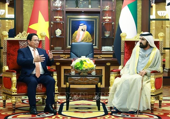 Thủ tướng Phạm Minh Chính và Phó Tổng thống, Thủ tướng UAE Sheikh Mohammed bin Rashid Al. Ảnh: Dương Giang/TTXVN.