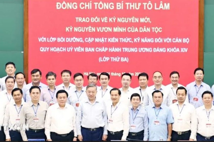 Tổng Bí thư Tô Lâm với cán bộ, học viên lớp bồi dưỡng. (Ảnh: TTXVN)