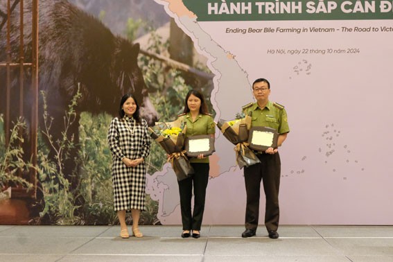 Bà Bùi Thị Hà trao tặng kỉ niệm chương cho các cán bộ kiểm lâm đã có nhiều thành tích đóng góp trong hành trình loại bỏ dần hoạt động nuôi gấu lấy mật tại Việt Nam.