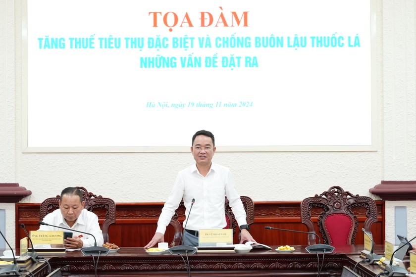 TS. Vũ Hoài Nam, Tổng Biên tập Báo Pháp luật Việt Nam phát biểu khai mạc Tọa đàm.