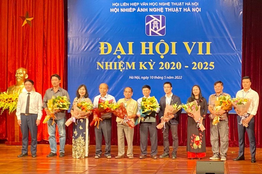 Ban Chấp hành Hội Nhiếp ảnh nghệ thuật Hà Nội nhiệm kỳ 2020 - 2025 có 9 thành viên. (Ảnh: Hội Nhiếp ảnh nghệ thuật Hà Nội)