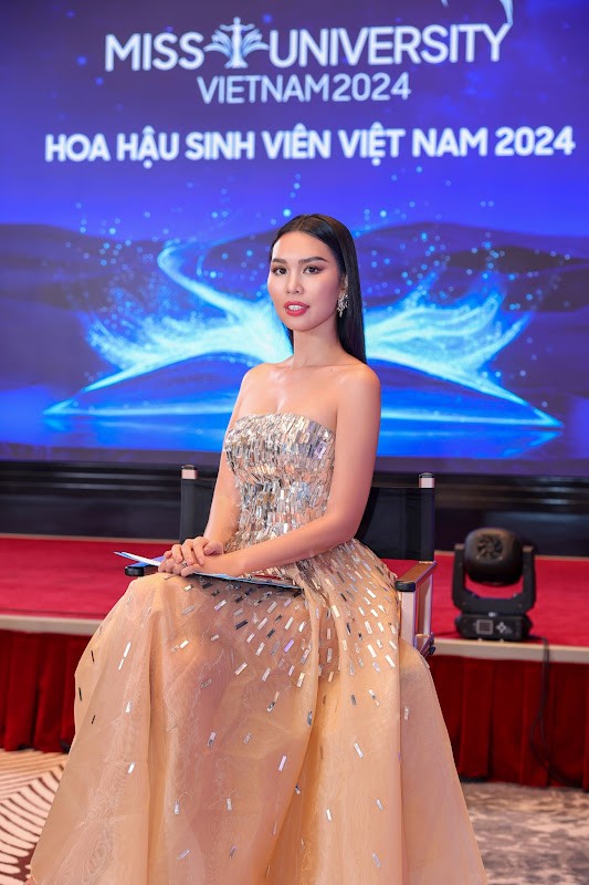 Host Hà Anh không ngại “quay” thí sinh trong phần thi Nhà Chung.