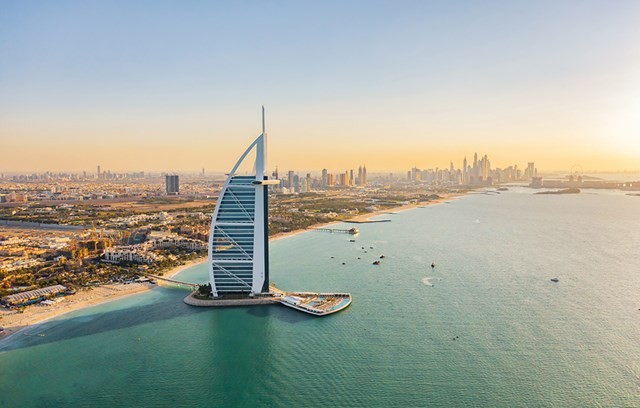 Khách sạn 7 sao đầu tiên trên thế giới Burj Al Arab tại Dubai.