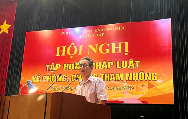 Ts. Đinh Văn Minh, nguyên Vụ trưởng Vụ pháp chế, Thanh tra Chính phủ truyền đạt tại hội nghị 