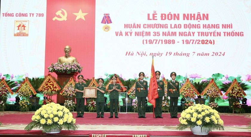 Thượng tướng Nguyễn Tân Cương trao Huân chương Lao động hạng Nhì tặng Tổng công ty 789 (Ảnh: Hoàng Thu)