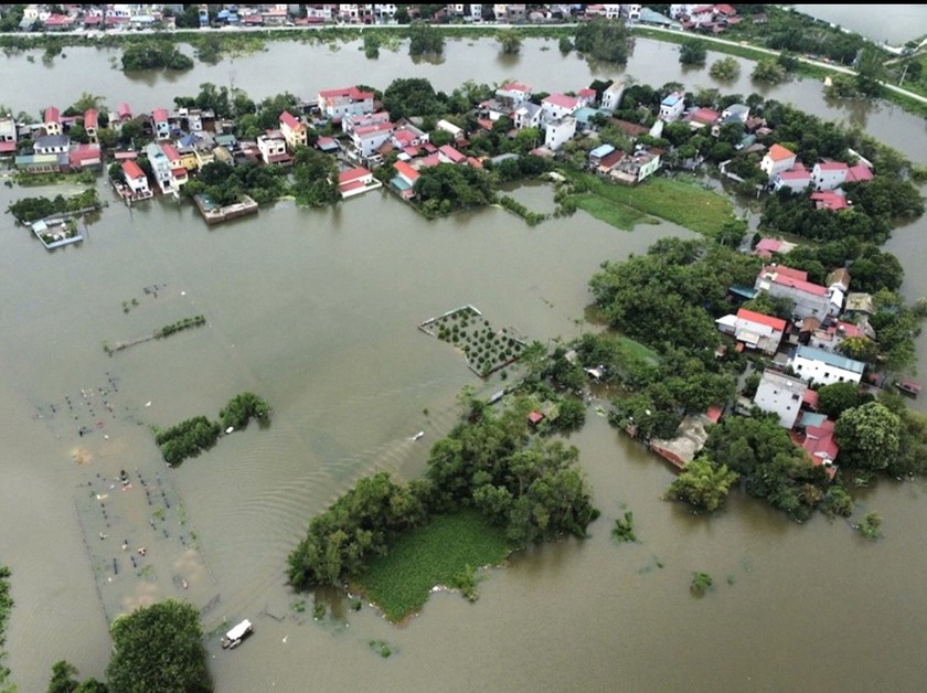 Lực lượng quân đội, công an, đoàn viên thanh niên, cộng đồng doanh nghiệp và tất cả người dân cùng chung tay khắc phục hậu quả bão lũ (Ảnh: Hoàng Thu)