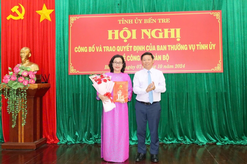 Ông Trần Thanh Lâm - Phó Bí thư Thường trực Tỉnh ủy trao quyết định bổ nhiệm Trưởng ban Tuyên giáo Tỉnh ủy. Ảnh: Anh Tài